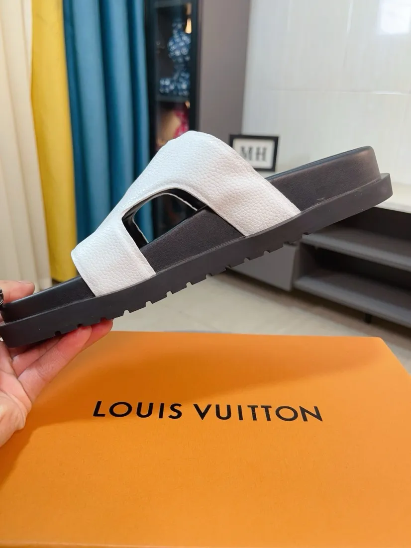 Men's shoes💰300🌹🌹【LV】Multi-color new men's slippers, original top-quality version, original special cowhide with pebbled embossing➕sheepskin on the inner and side, non-slip combination sole, more stable walking, more comfortable and lightweight, high-end and generous, size: 38~44